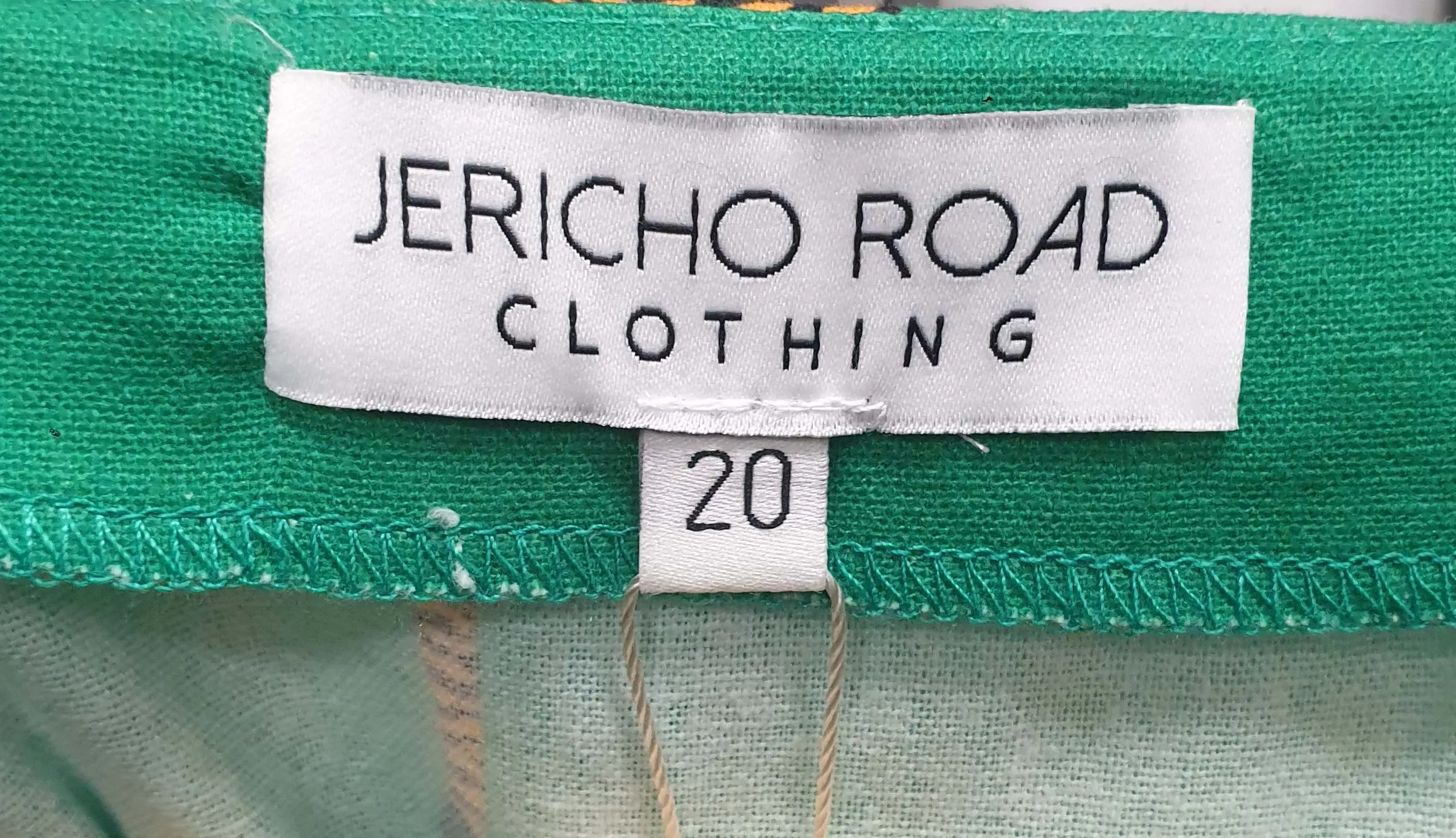Jericho Road detroit cropped green tiger print top size 20