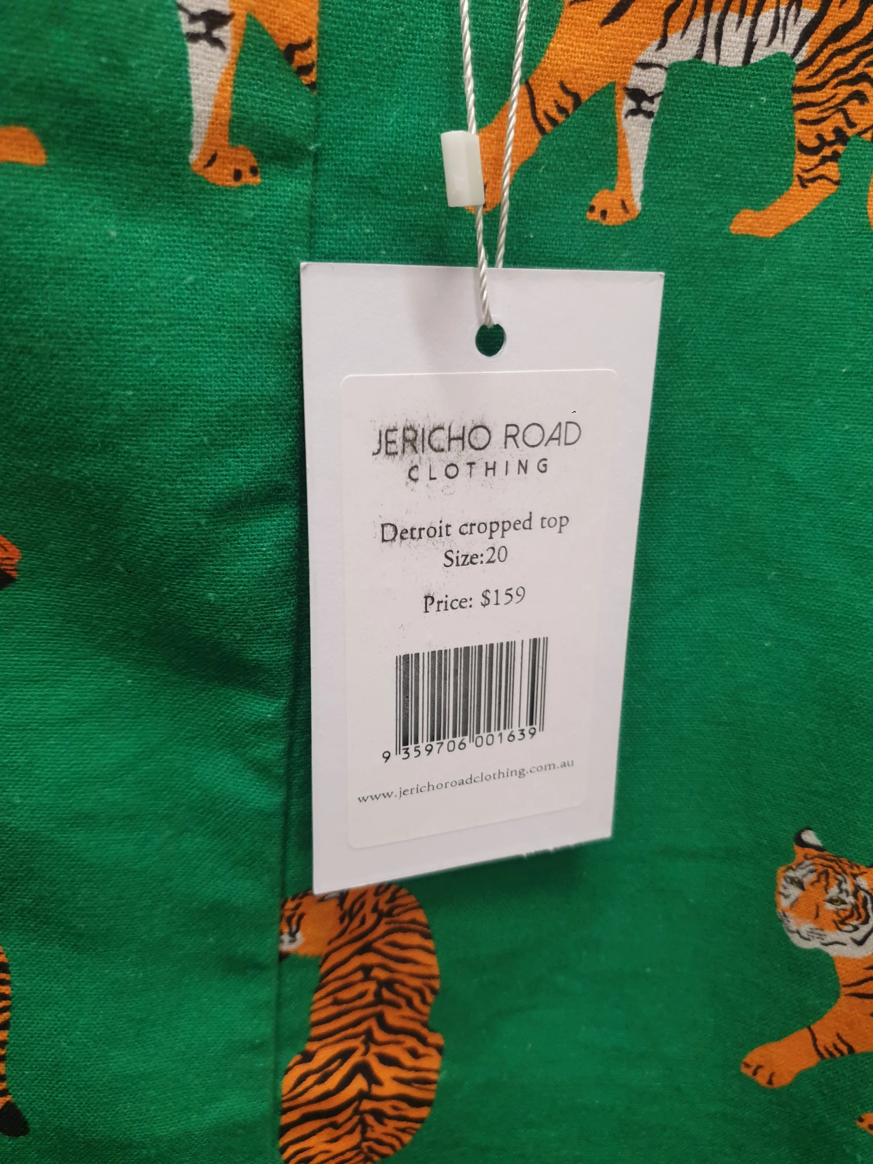 Jericho Road detroit cropped green tiger print top size 20