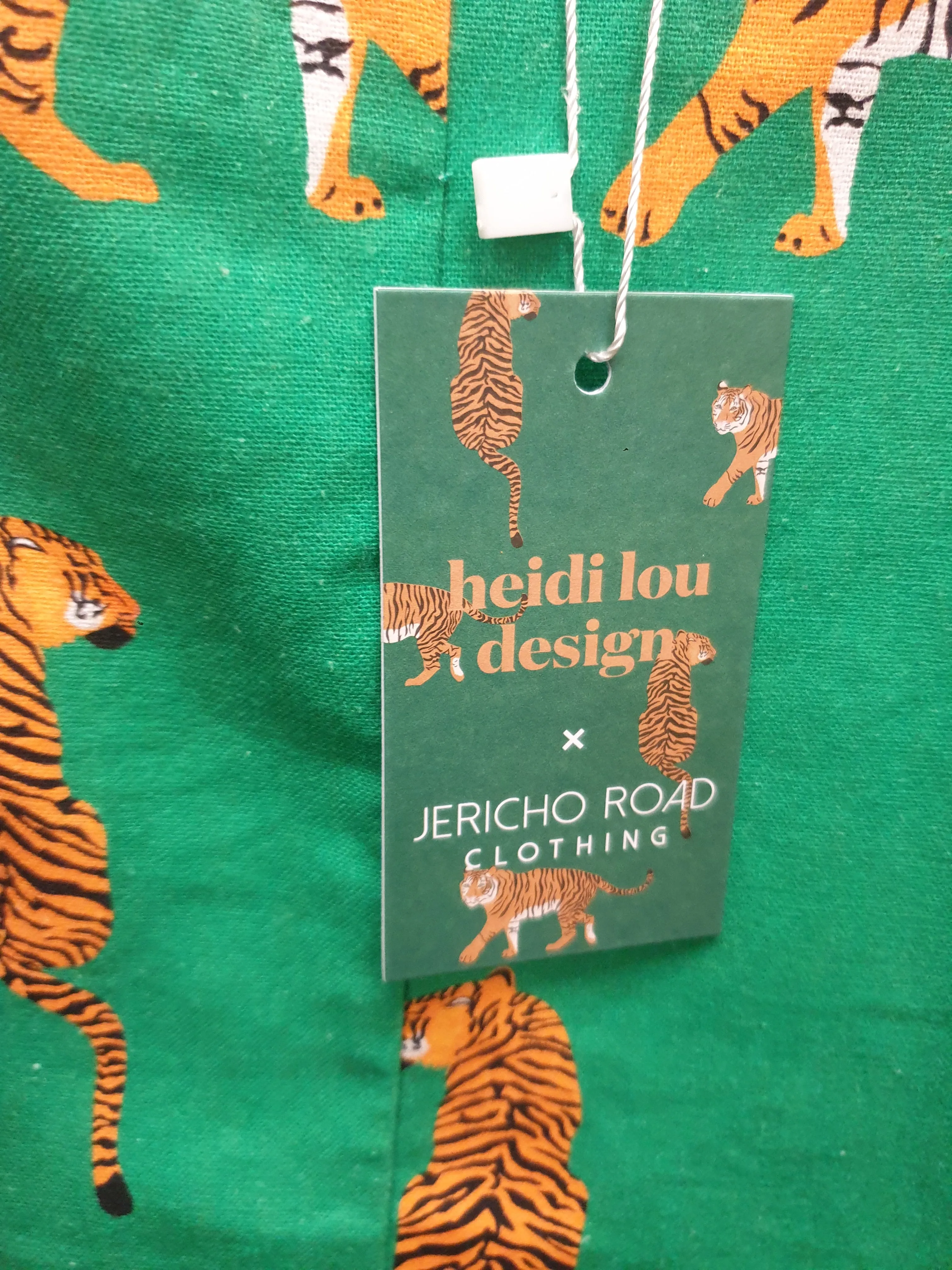 Jericho Road detroit cropped green tiger print top size 20