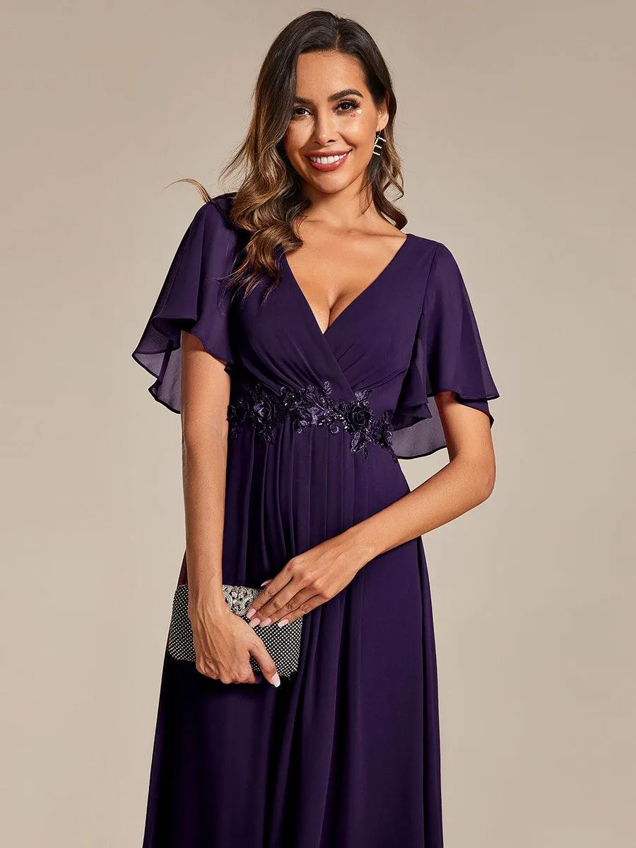 Robe d'invité de mariage mi-longue en mousseline à col en V avec appliques à la taille