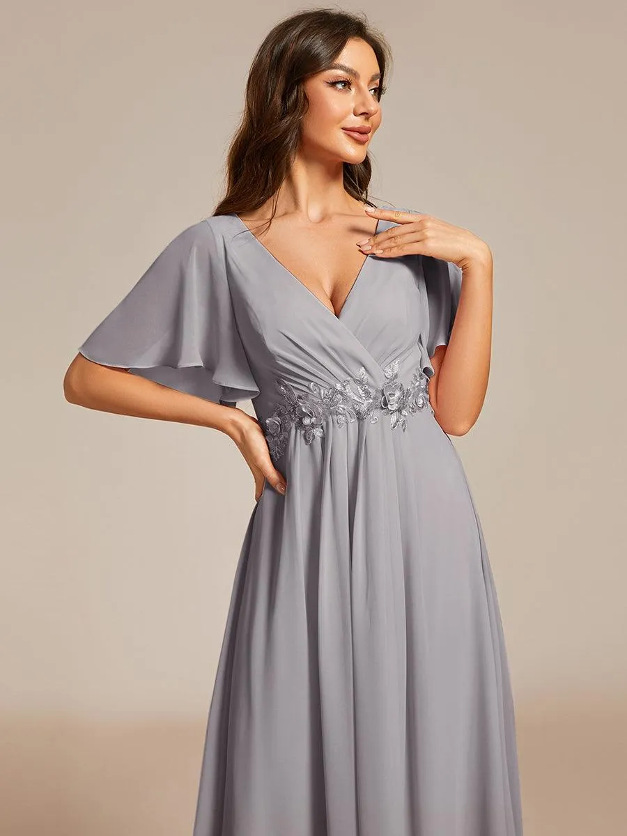 Robe d'invité de mariage mi-longue en mousseline à col en V avec appliques à la taille