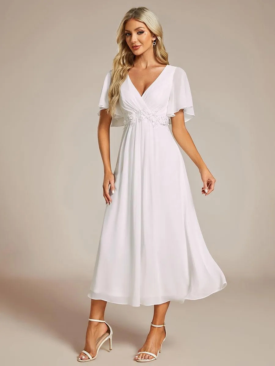 Robe d'invité de mariage mi-longue en mousseline à col en V avec appliques à la taille