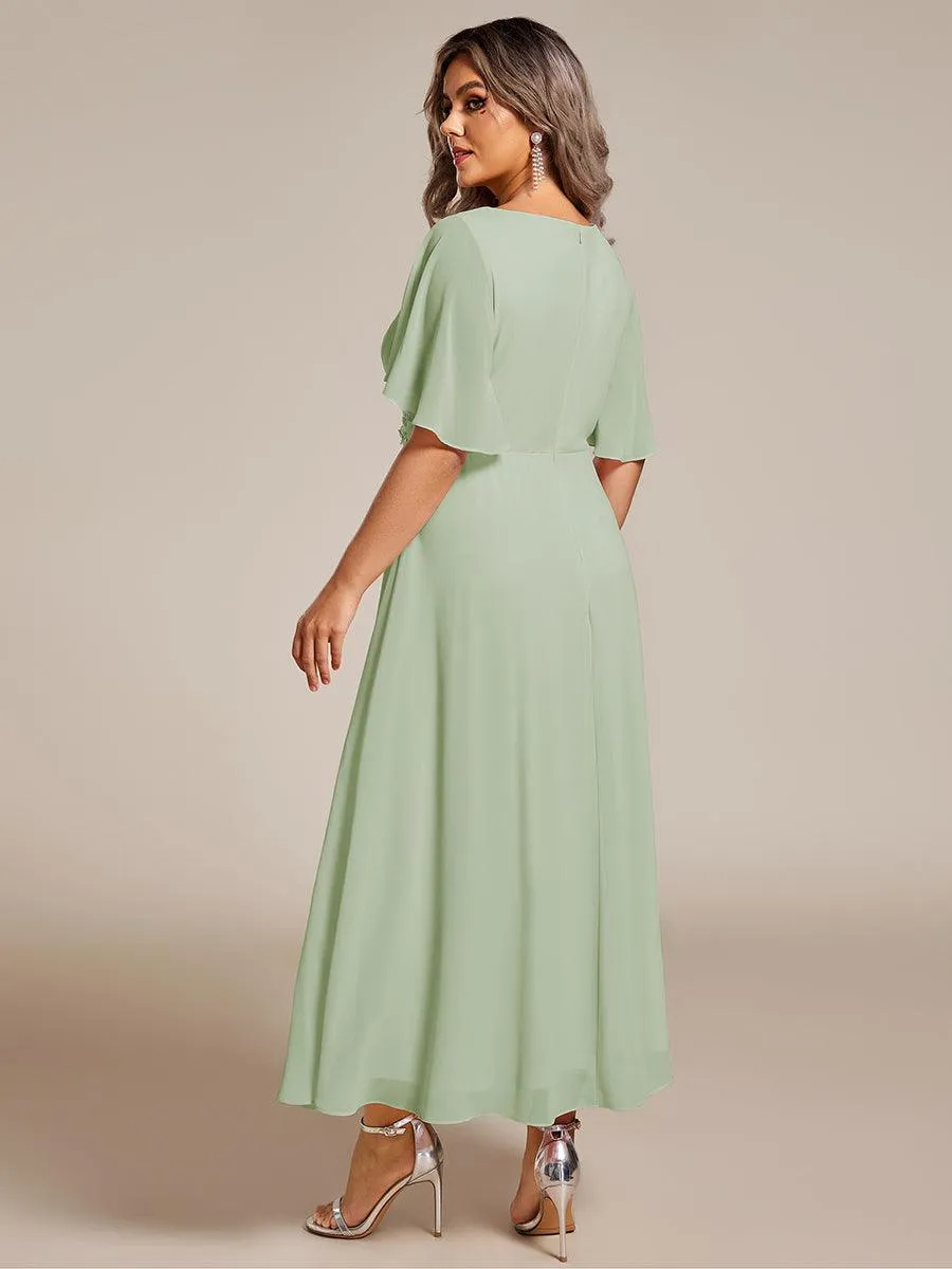 Robe d'invité de mariage mi-longue en mousseline à col en V avec appliques à la taille