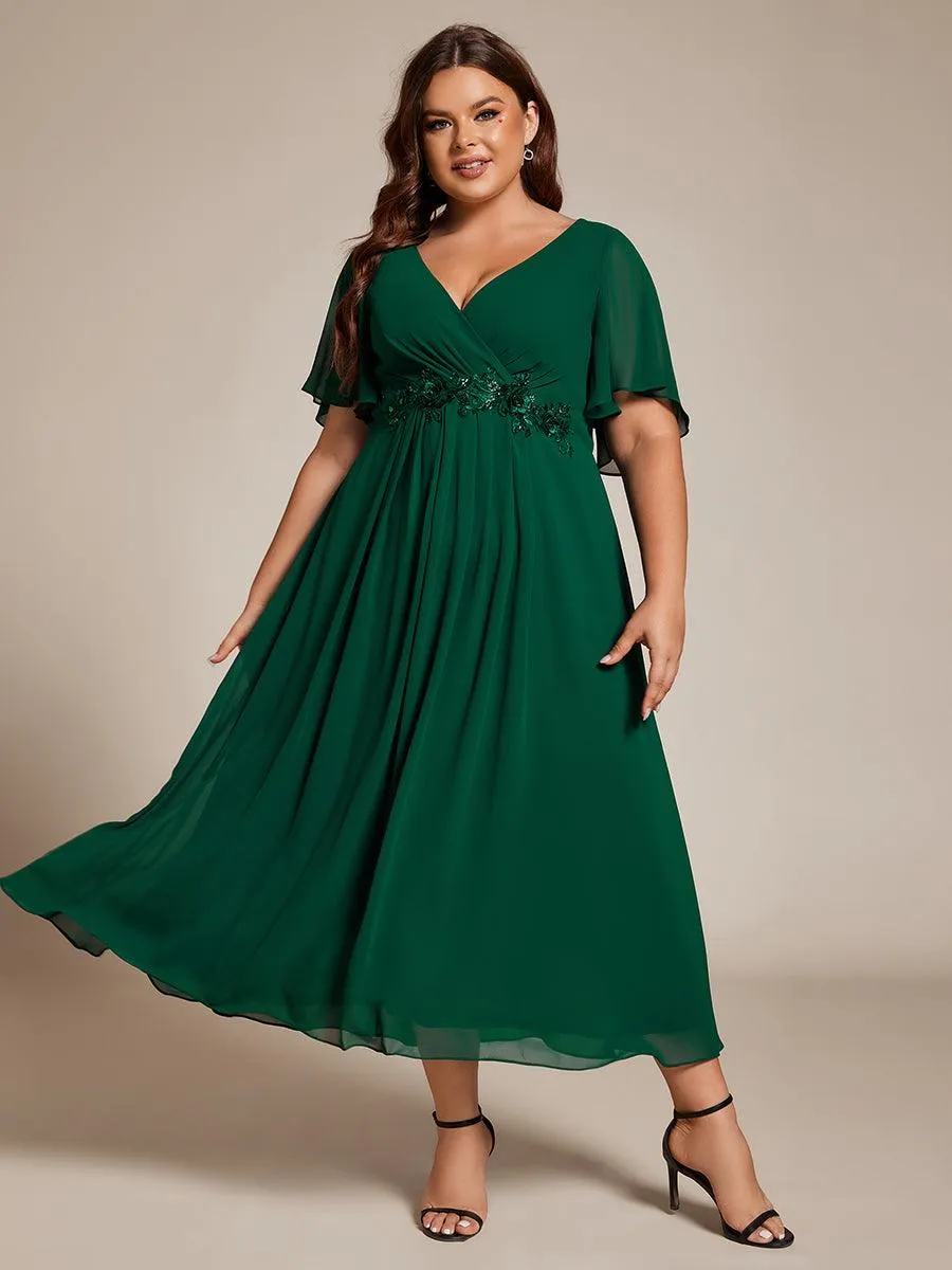 Robe d'invité de mariage mi-longue en mousseline à col en V avec appliques à la taille