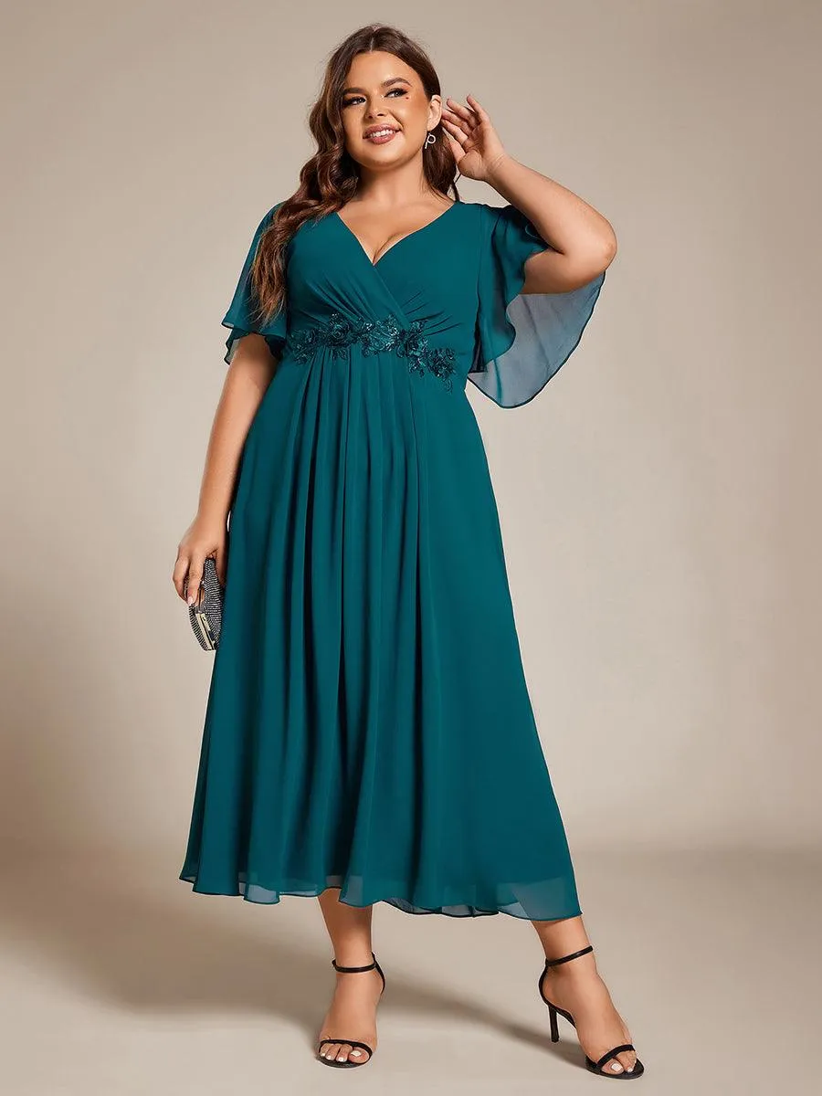 Robe d'invité de mariage mi-longue en mousseline à col en V avec appliques à la taille