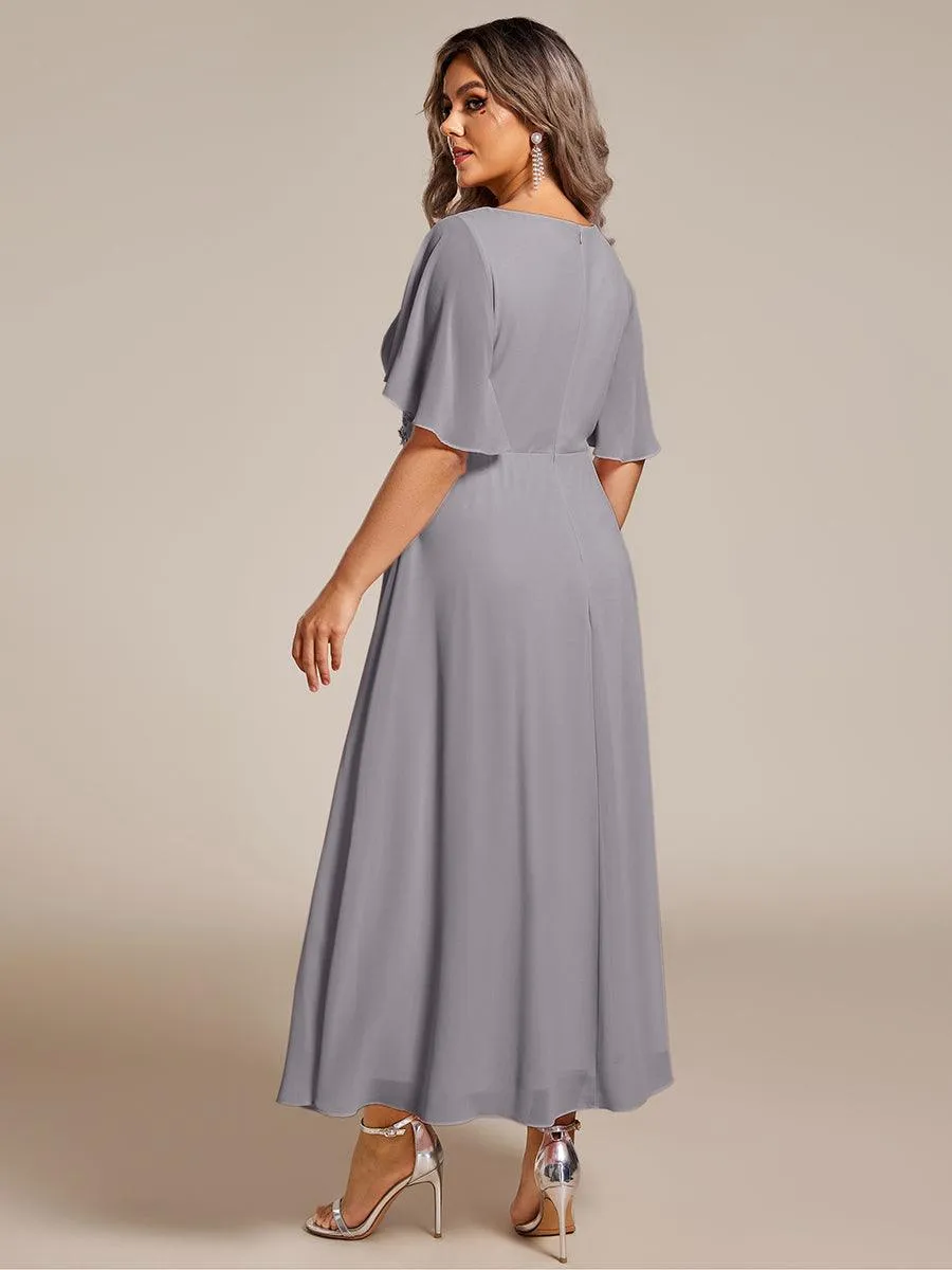 Robe d'invité de mariage mi-longue en mousseline à col en V avec appliques à la taille