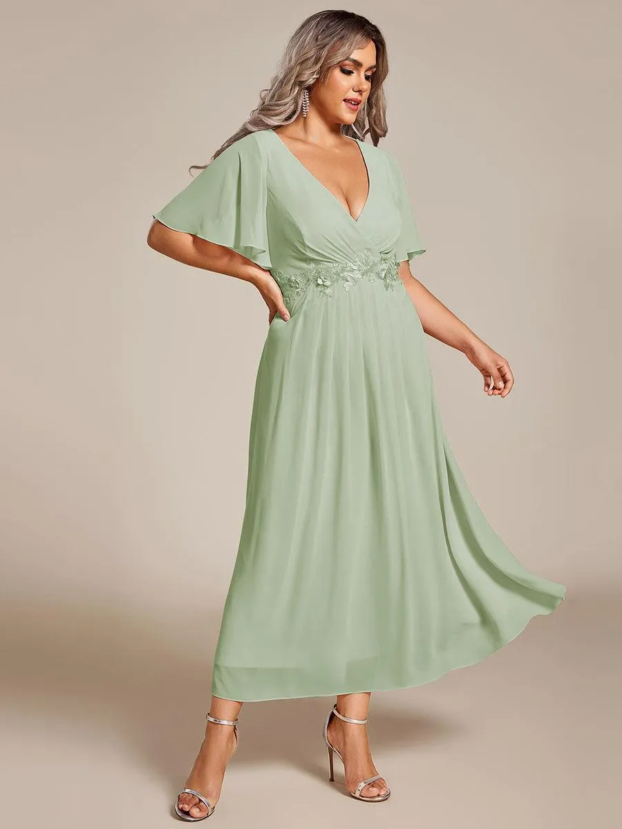 Robe d'invité de mariage mi-longue en mousseline à col en V avec appliques à la taille