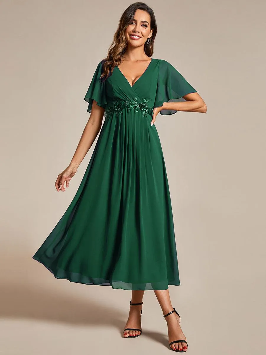 Robe d'invité de mariage mi-longue en mousseline à col en V avec appliques à la taille