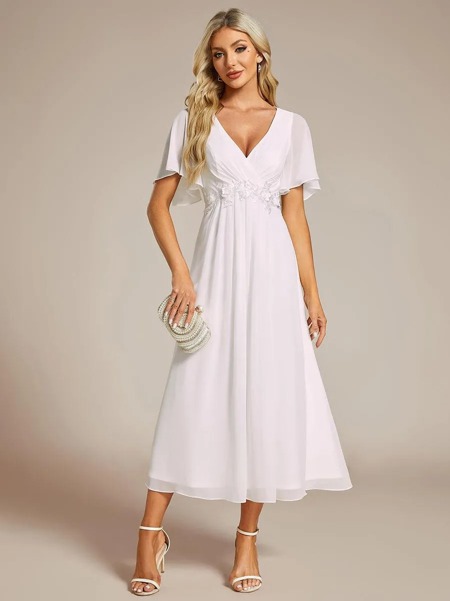 Robe d'invité de mariage mi-longue en mousseline à col en V avec appliques à la taille