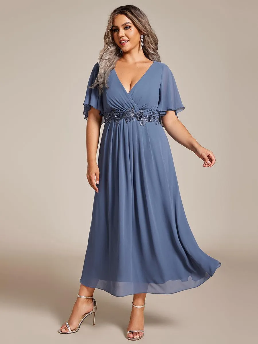 Robe d'invité de mariage mi-longue en mousseline à col en V avec appliques à la taille