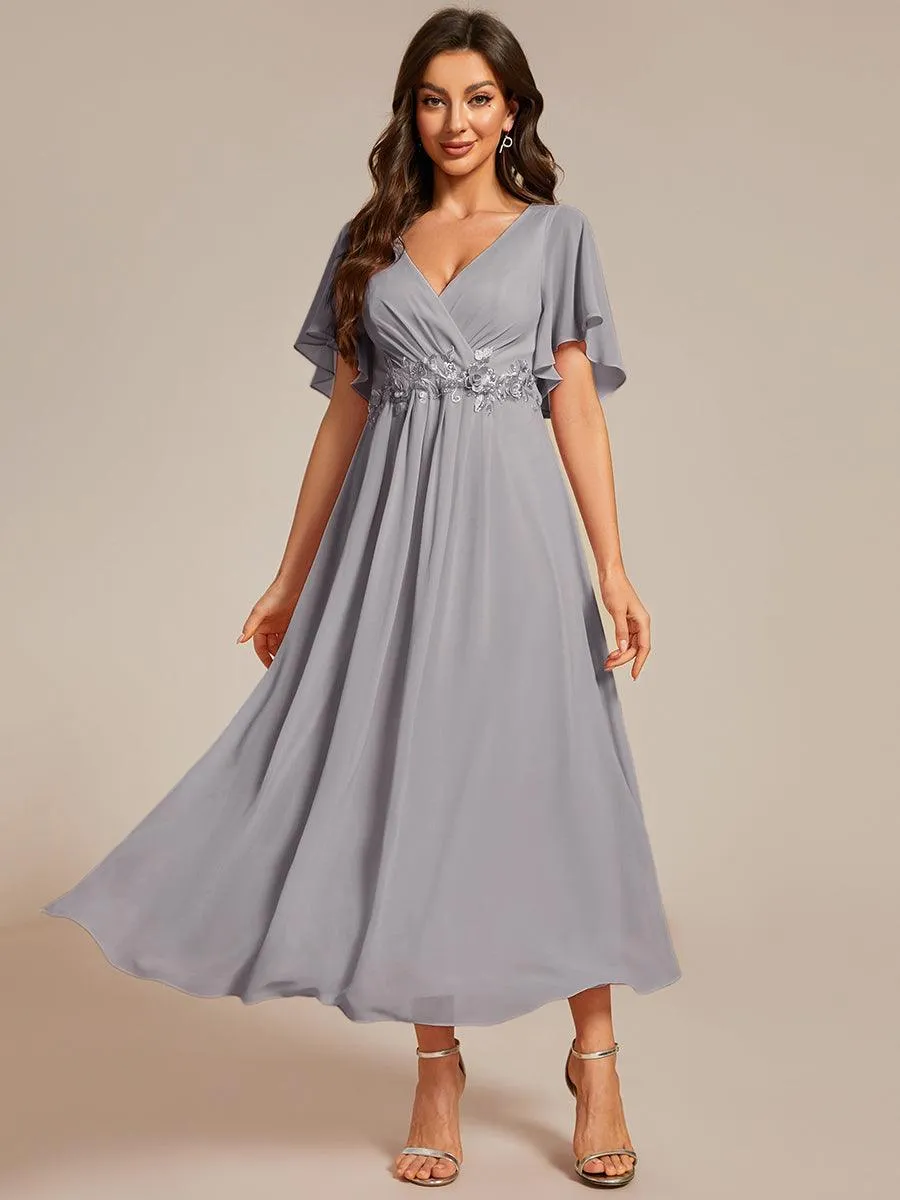 Robe d'invité de mariage mi-longue en mousseline à col en V avec appliques à la taille