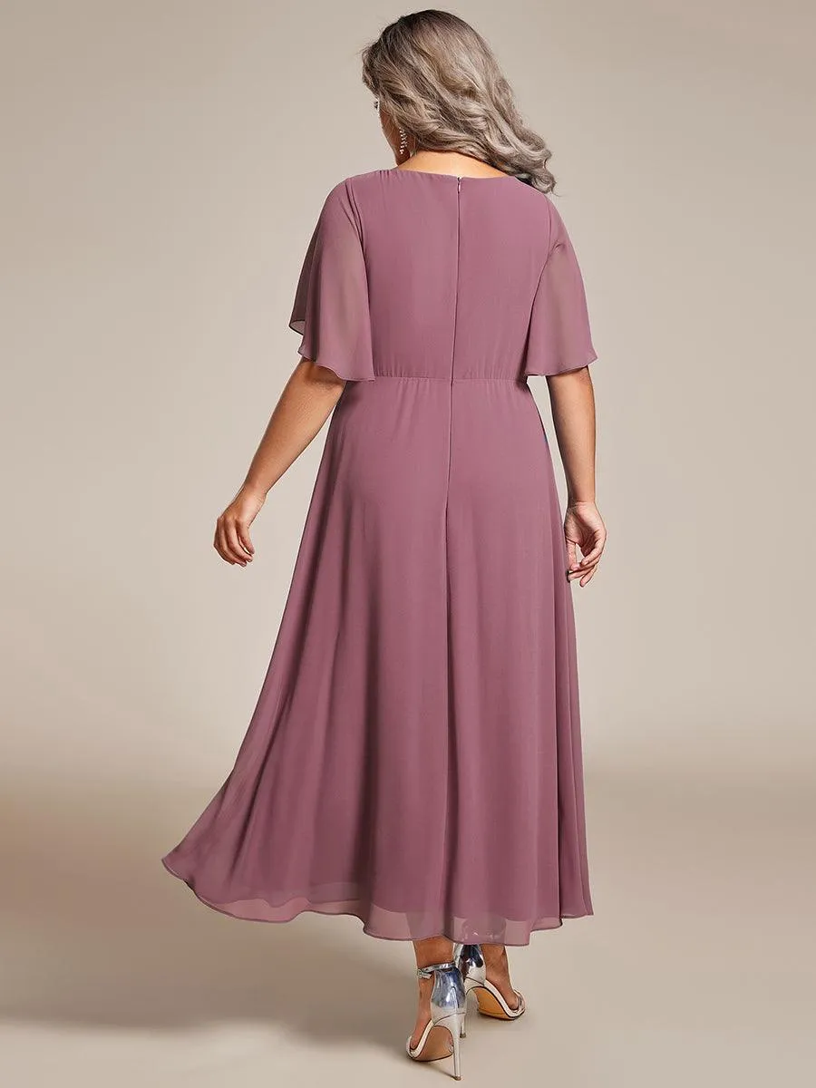 Robe d'invité de mariage mi-longue en mousseline à col en V avec appliques à la taille