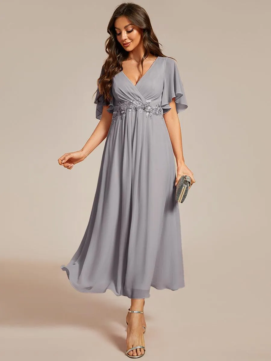 Robe d'invité de mariage mi-longue en mousseline à col en V avec appliques à la taille