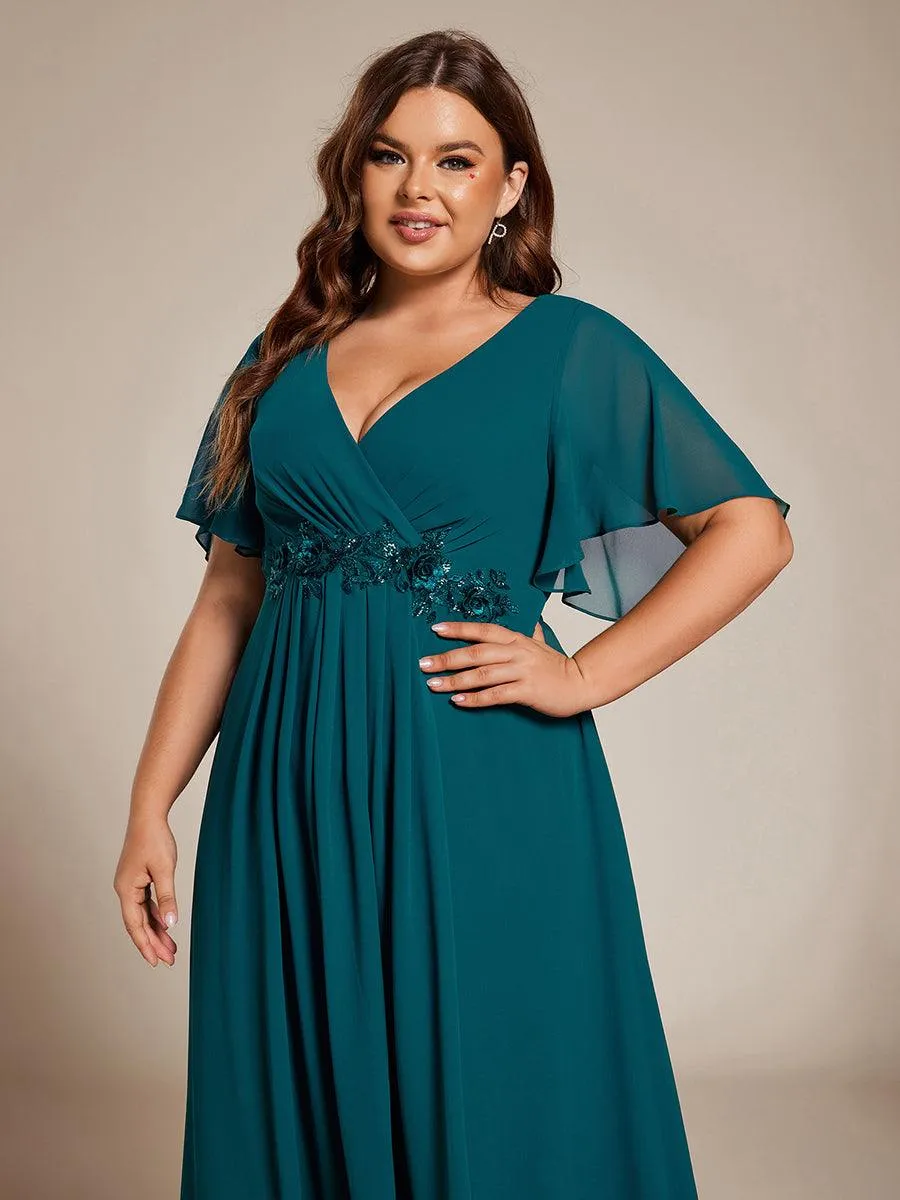 Robe d'invité de mariage mi-longue en mousseline à col en V avec appliques à la taille