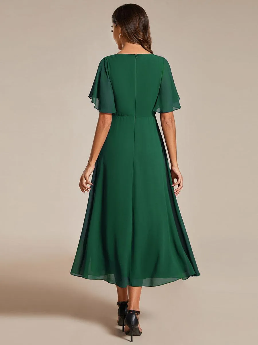 Robe d'invité de mariage mi-longue en mousseline à col en V avec appliques à la taille