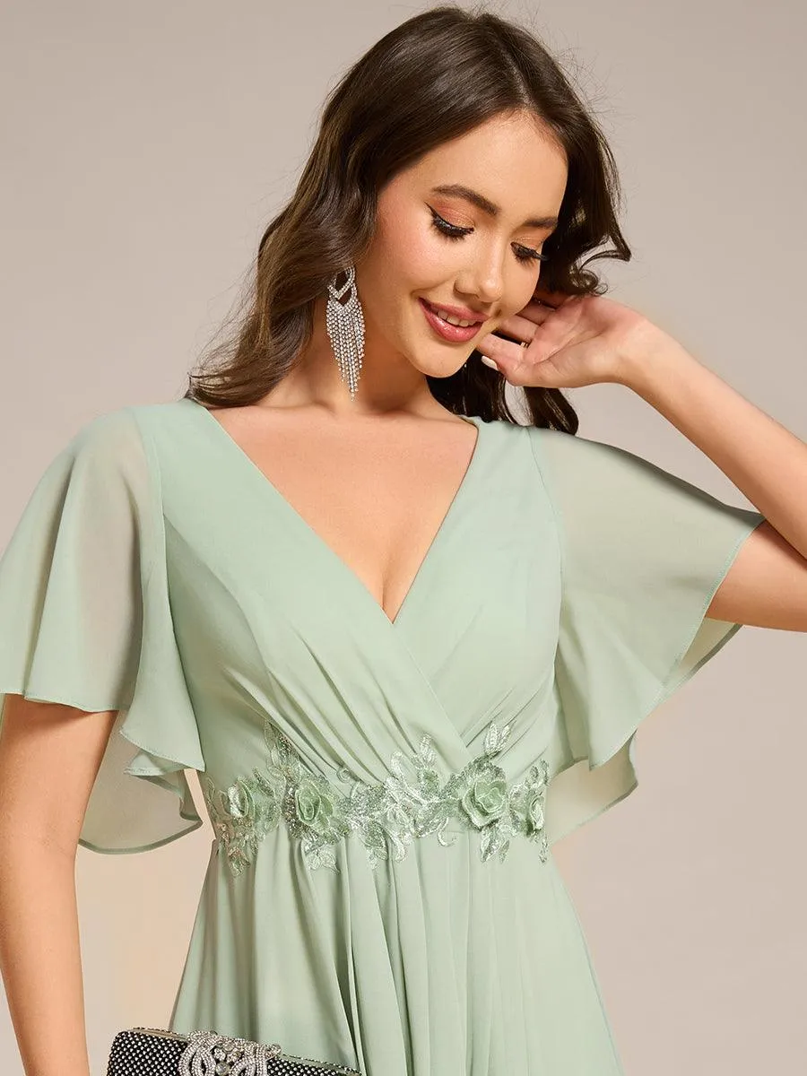 Robe d'invité de mariage mi-longue en mousseline à col en V avec appliques à la taille