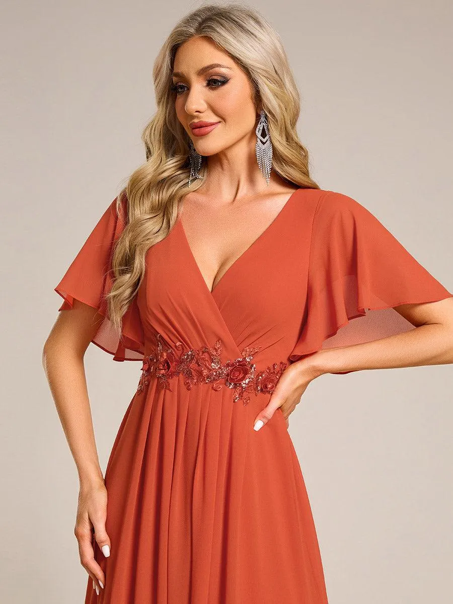 Robe d'invité de mariage mi-longue en mousseline à col en V avec appliques à la taille