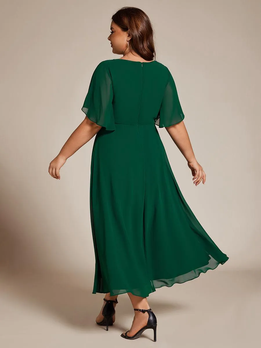 Robe d'invité de mariage mi-longue en mousseline à col en V avec appliques à la taille