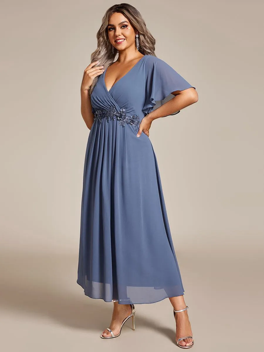 Robe d'invité de mariage mi-longue en mousseline à col en V avec appliques à la taille
