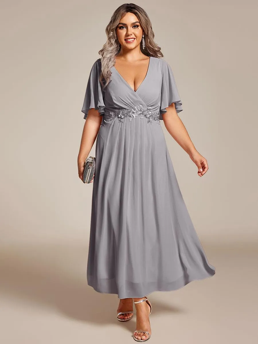 Robe d'invité de mariage mi-longue en mousseline à col en V avec appliques à la taille