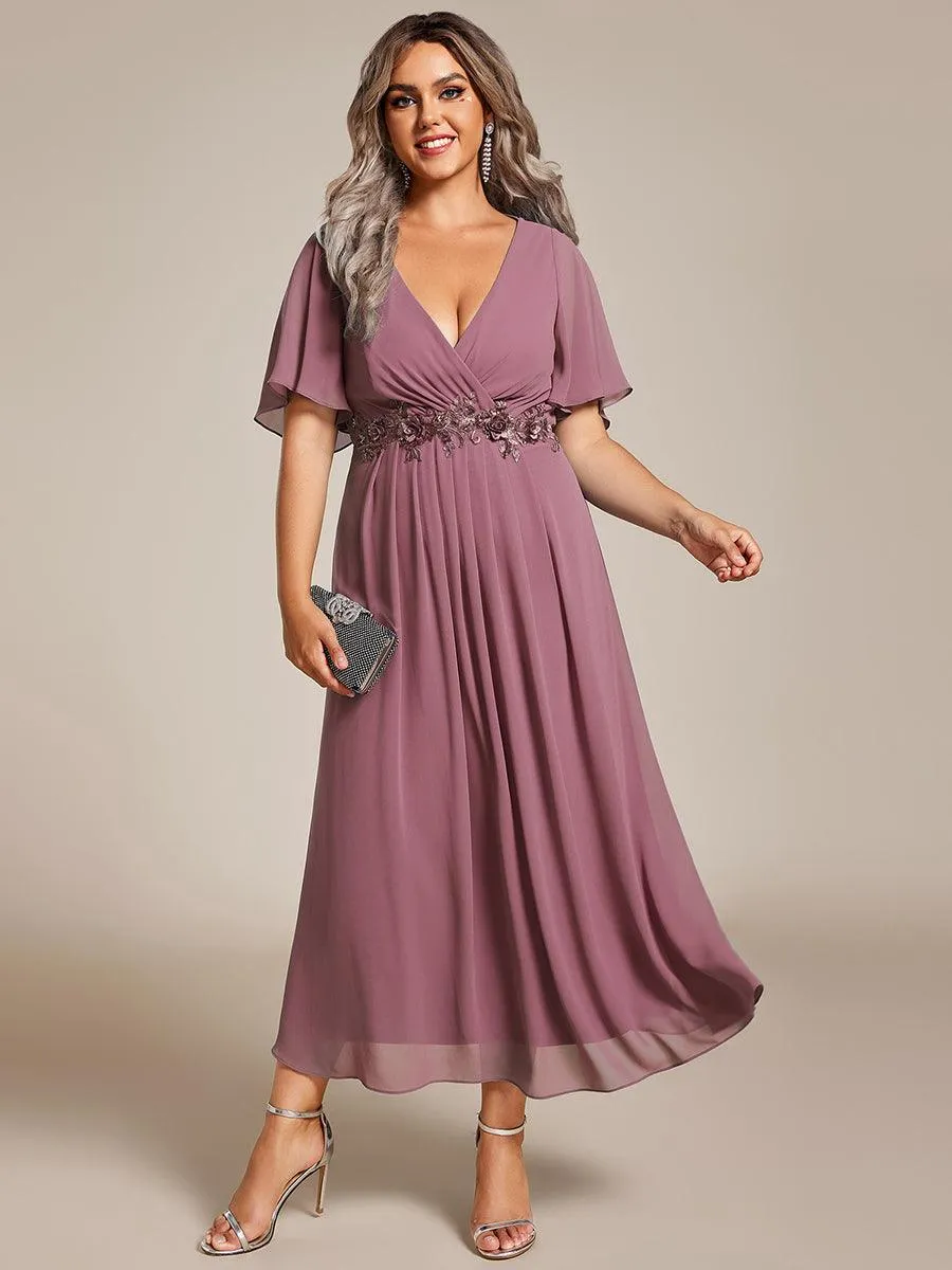 Robe d'invité de mariage mi-longue en mousseline à col en V avec appliques à la taille