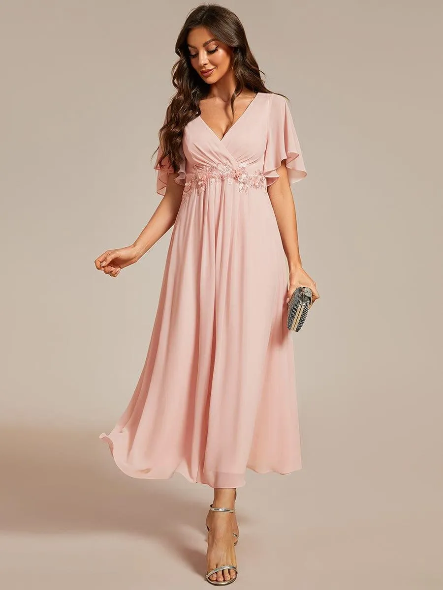 Robe d'invité de mariage mi-longue en mousseline à col en V avec appliques à la taille