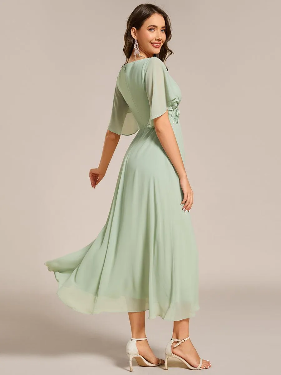 Robe d'invité de mariage mi-longue en mousseline à col en V avec appliques à la taille