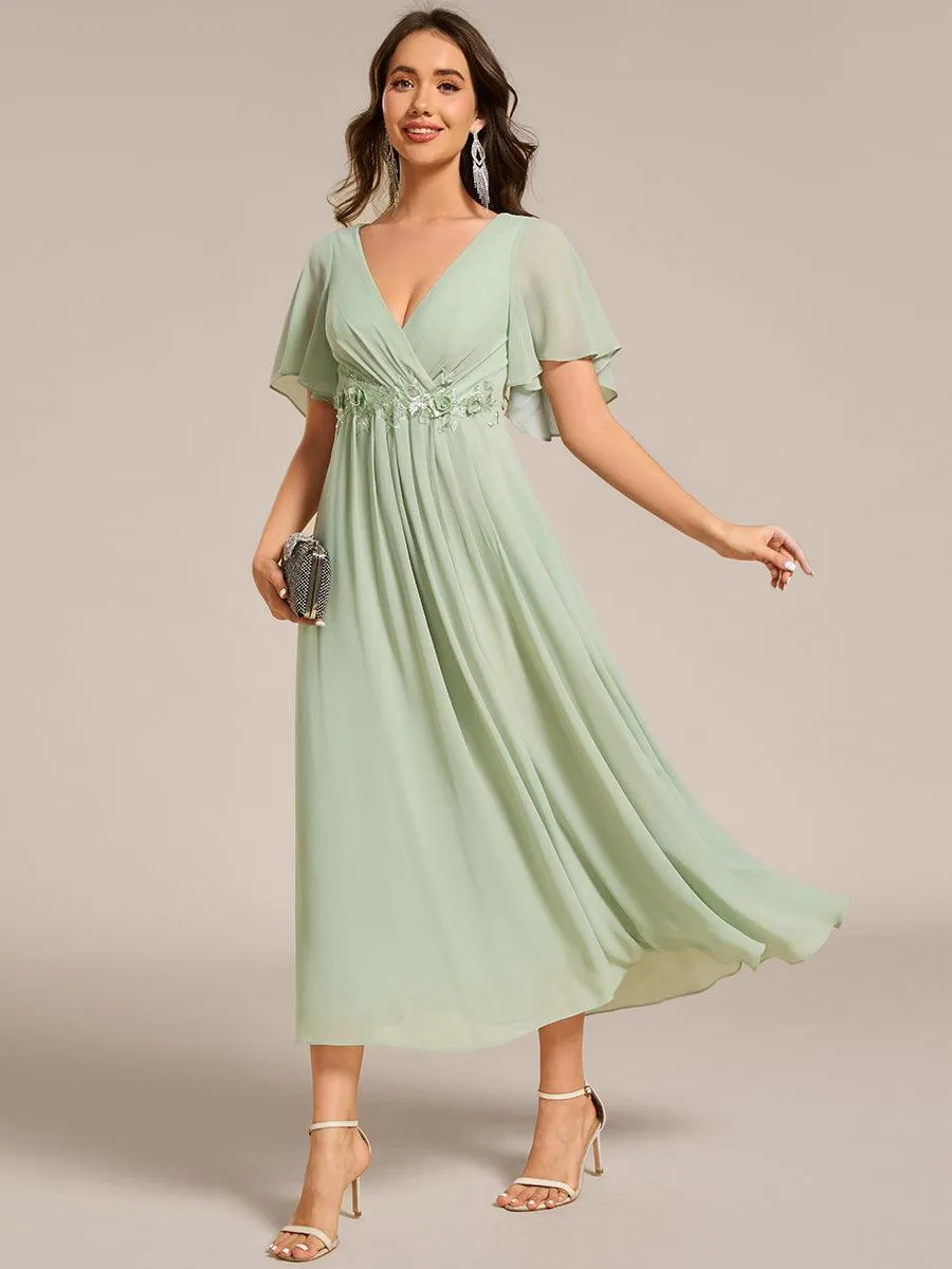 Robe d'invité de mariage mi-longue en mousseline à col en V avec appliques à la taille