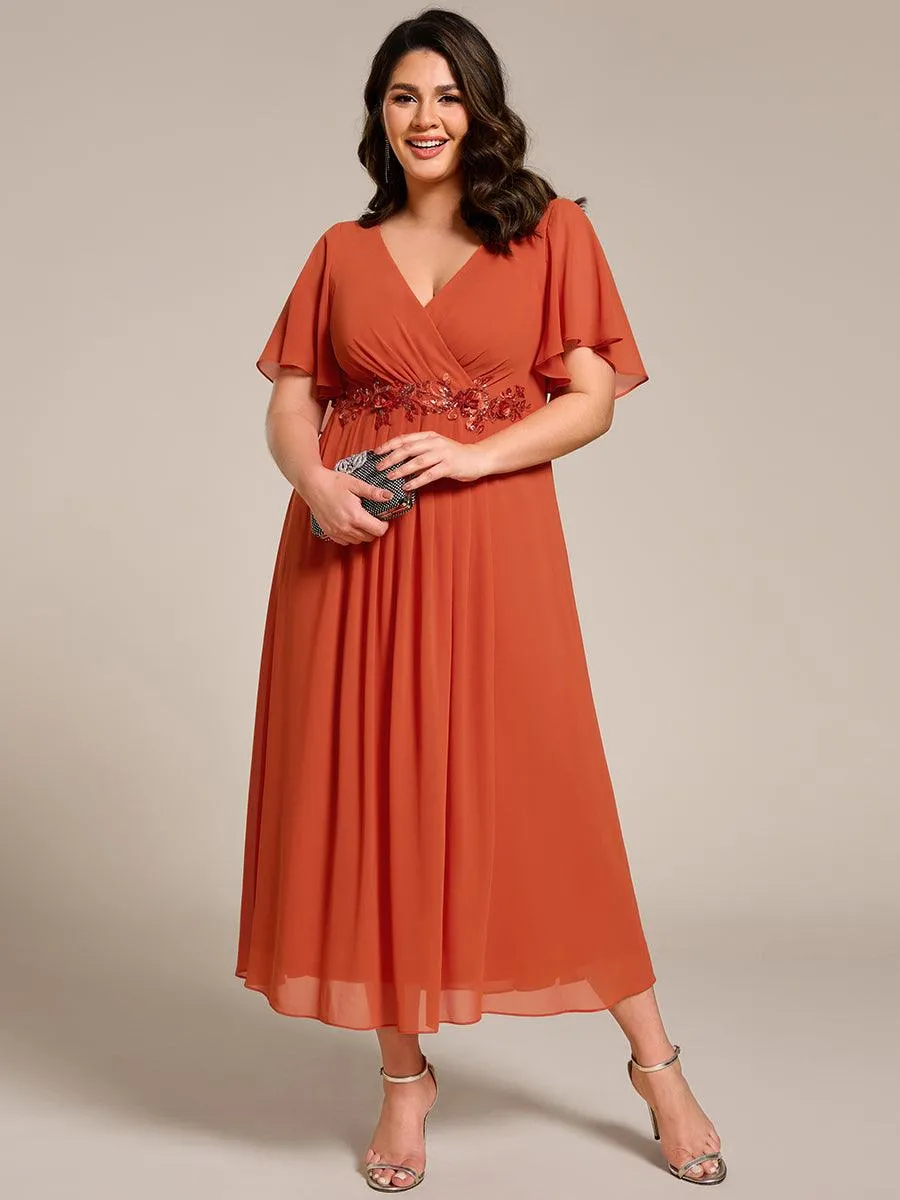 Robe d'invité de mariage mi-longue en mousseline à col en V avec appliques à la taille
