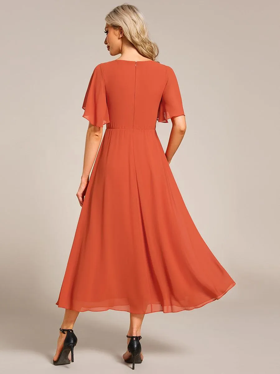 Robe d'invité de mariage mi-longue en mousseline à col en V avec appliques à la taille