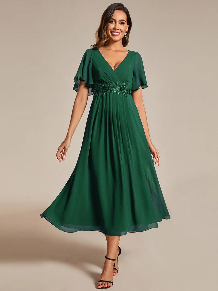 Robe d'invité de mariage mi-longue en mousseline à col en V avec appliques à la taille