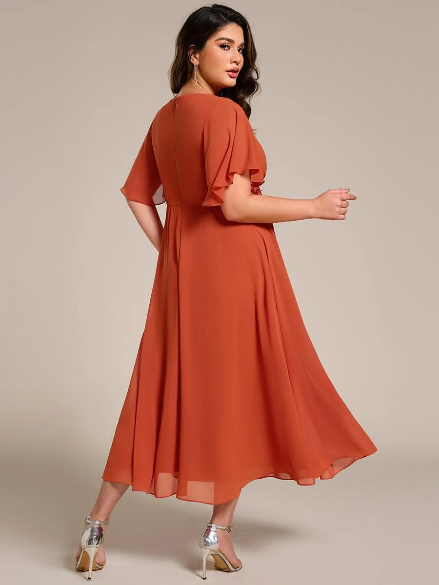 Robe d'invité de mariage mi-longue en mousseline à col en V avec appliques à la taille