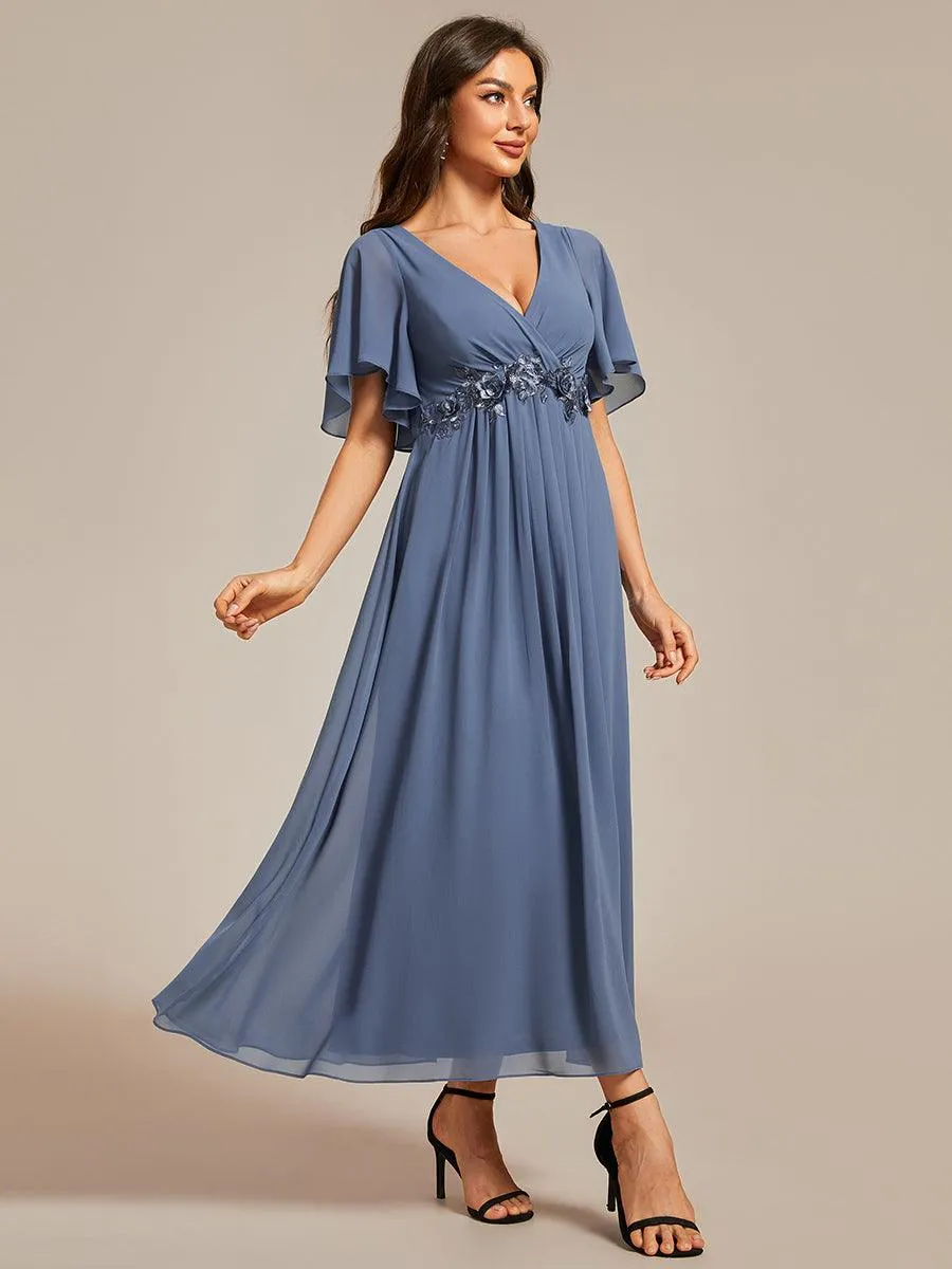 Robe d'invité de mariage mi-longue en mousseline à col en V avec appliques à la taille