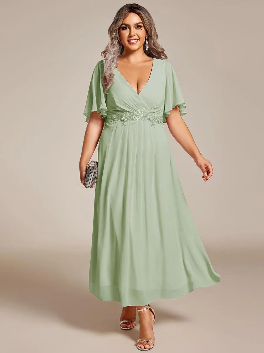 Robe d'invité de mariage mi-longue en mousseline à col en V avec appliques à la taille