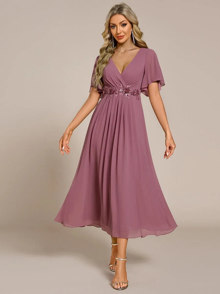 Robe d'invité de mariage mi-longue en mousseline à col en V avec appliques à la taille
