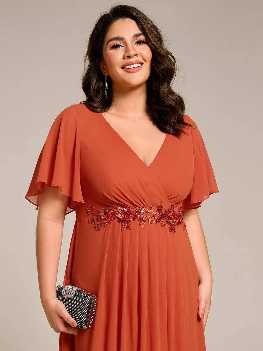 Robe d'invité de mariage mi-longue en mousseline à col en V avec appliques à la taille