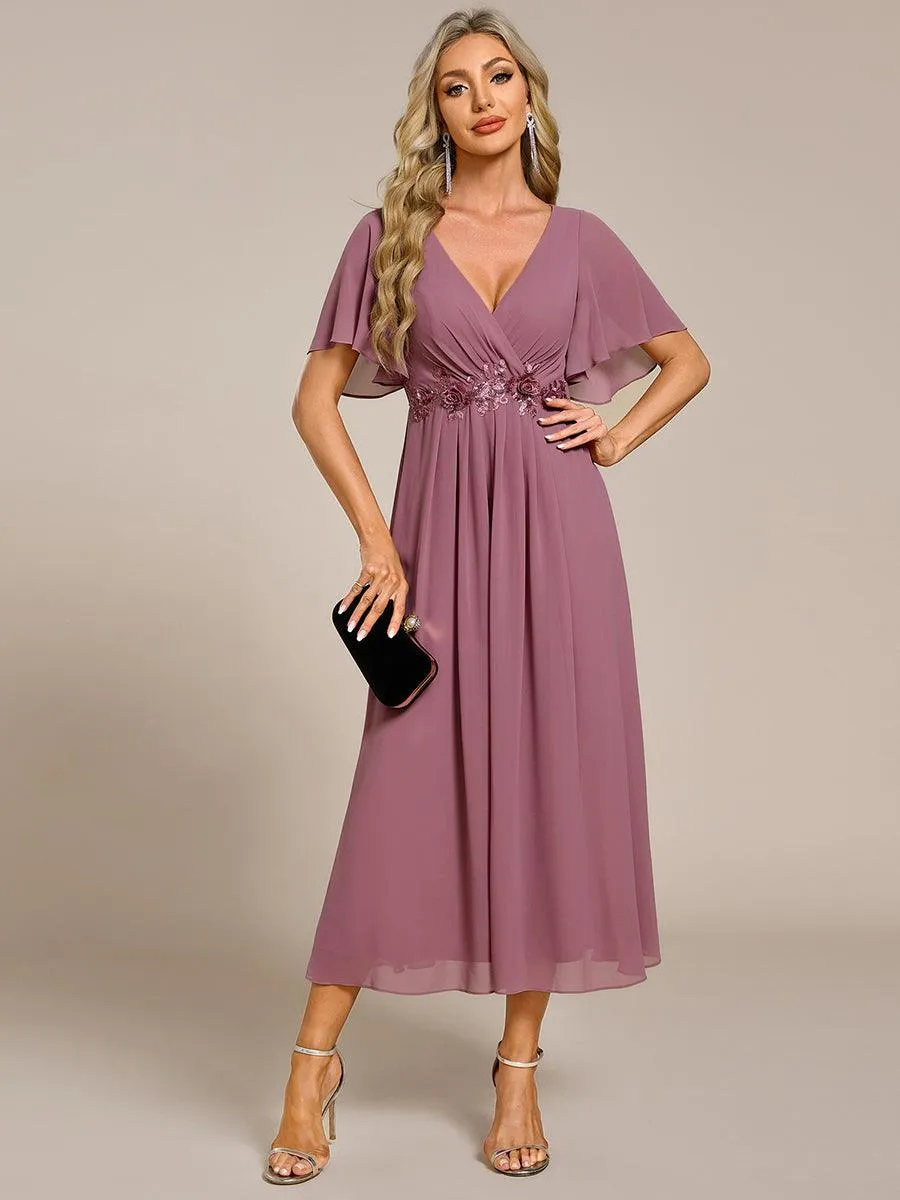Robe d'invité de mariage mi-longue en mousseline à col en V avec appliques à la taille