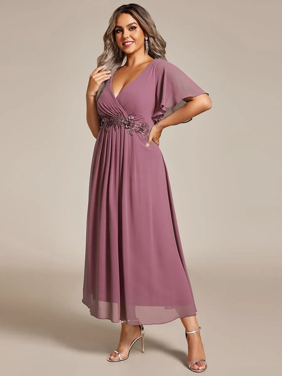 Robe d'invité de mariage mi-longue en mousseline à col en V avec appliques à la taille