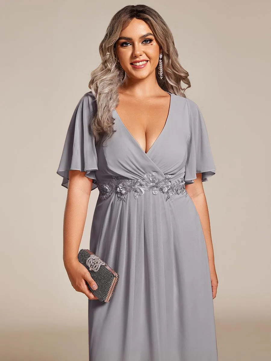 Robe d'invité de mariage mi-longue en mousseline à col en V avec appliques à la taille