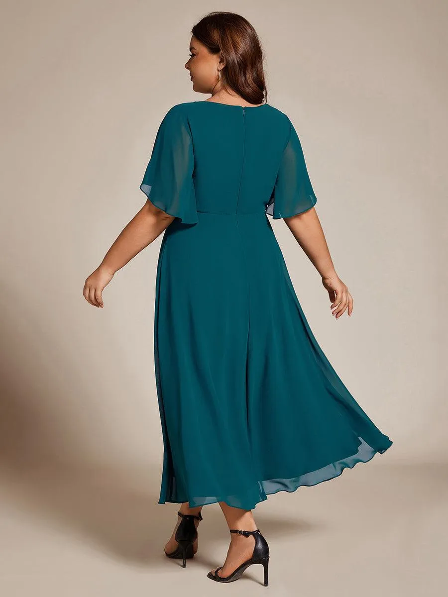 Robe d'invité de mariage mi-longue en mousseline à col en V avec appliques à la taille