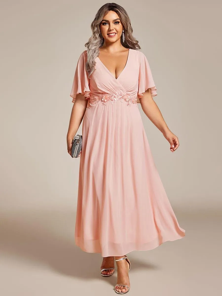 Robe d'invité de mariage mi-longue en mousseline à col en V avec appliques à la taille