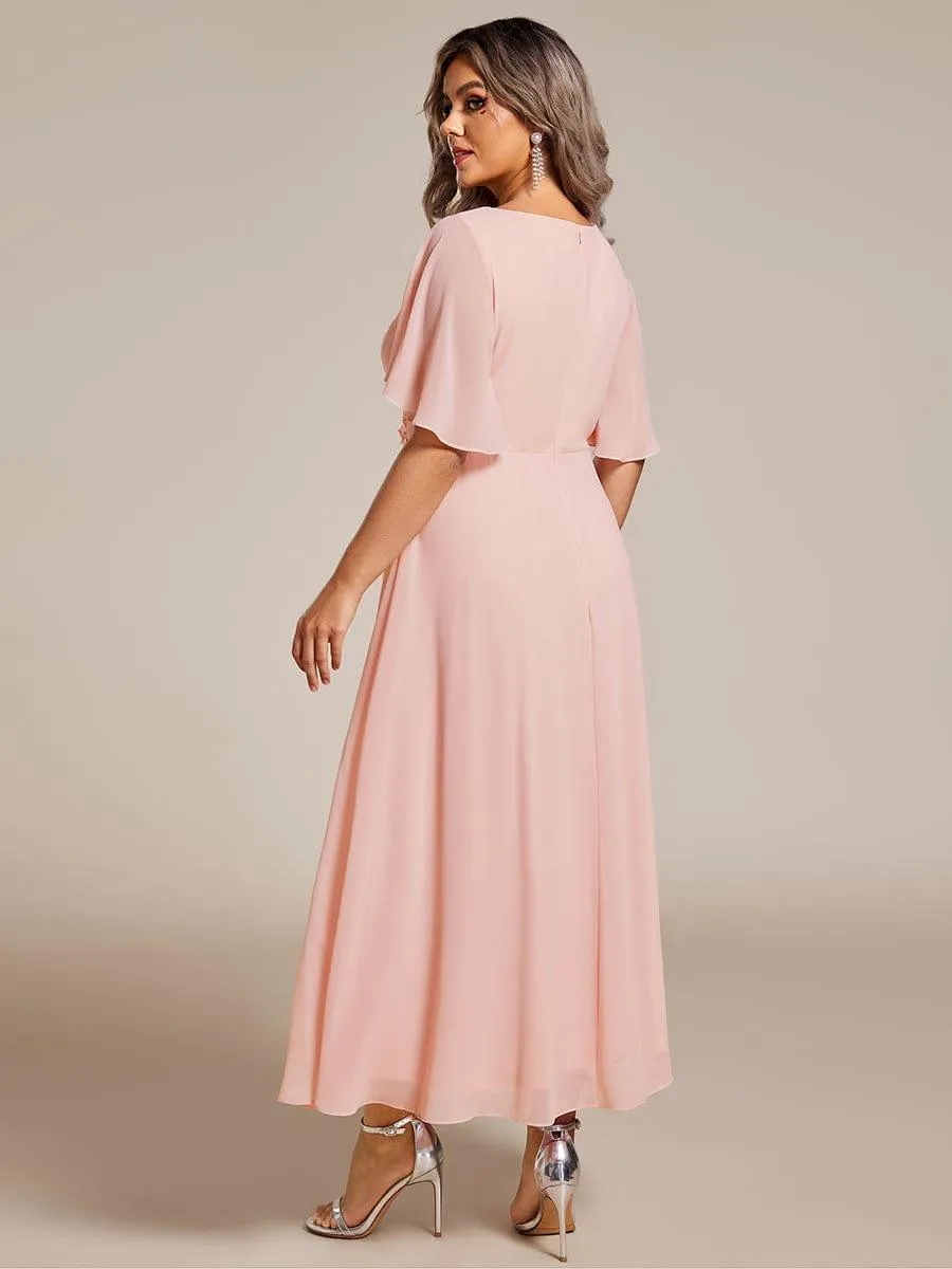 Robe d'invité de mariage mi-longue en mousseline à col en V avec appliques à la taille