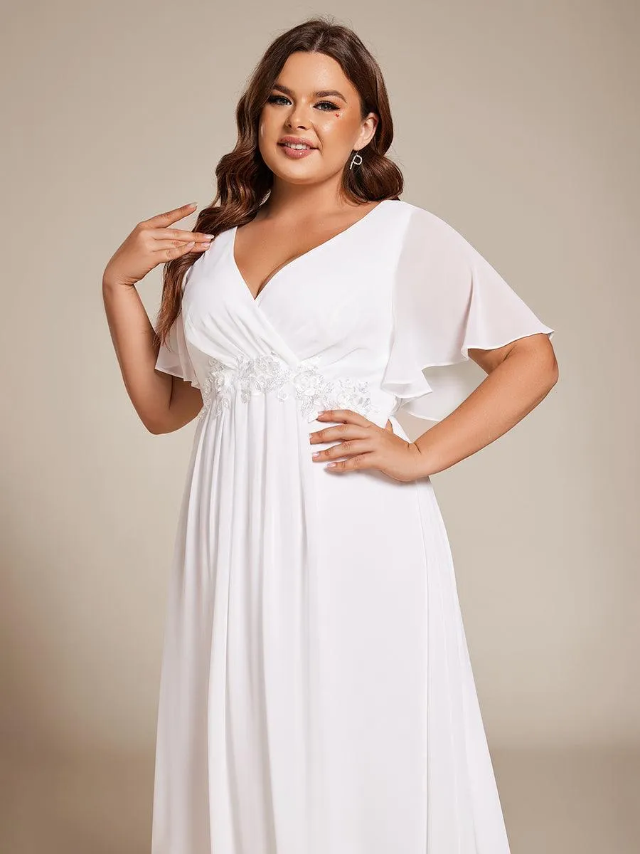 Robe d'invité de mariage mi-longue en mousseline à col en V avec appliques à la taille