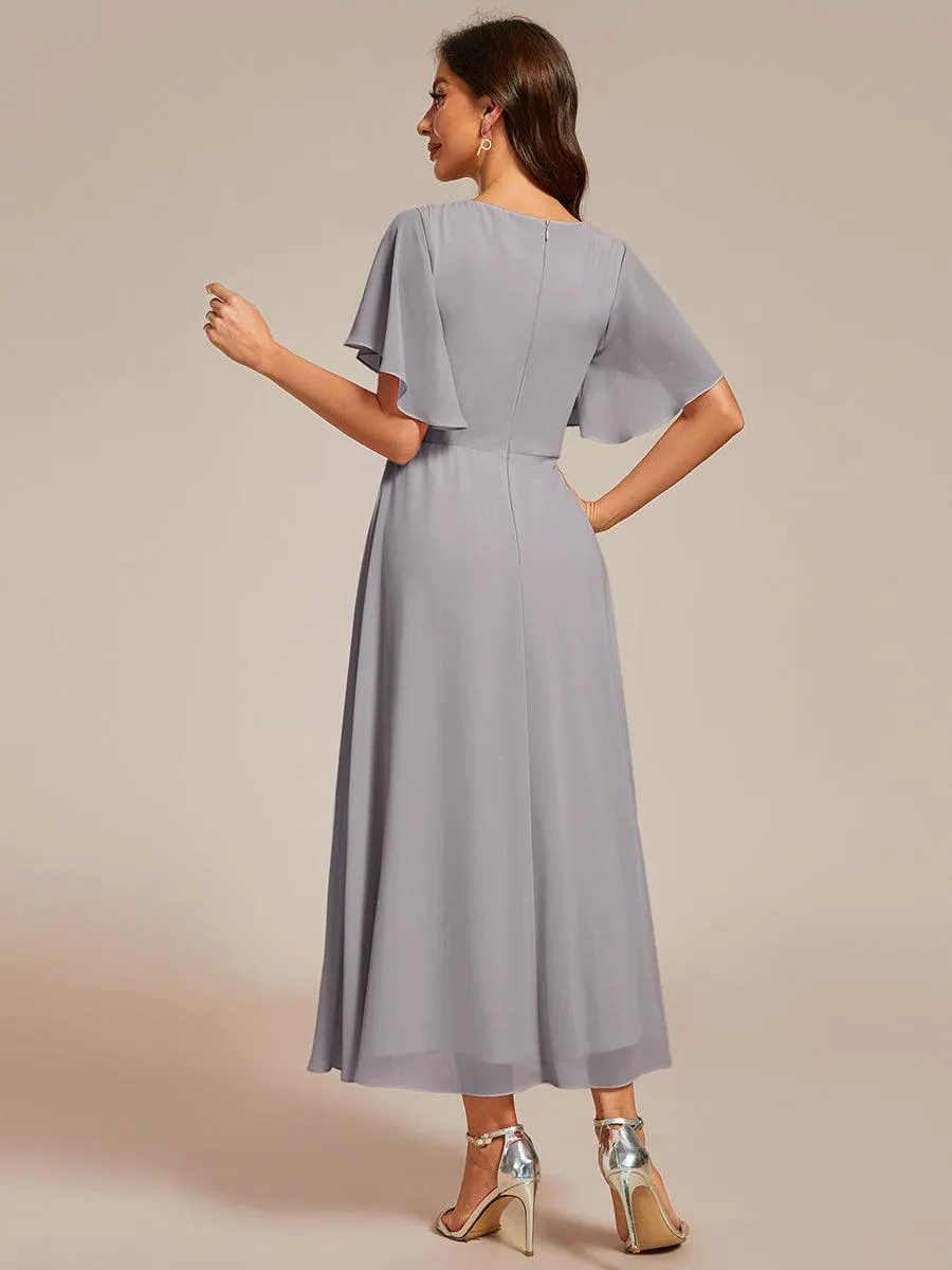 Robe d'invité de mariage mi-longue en mousseline à col en V avec appliques à la taille