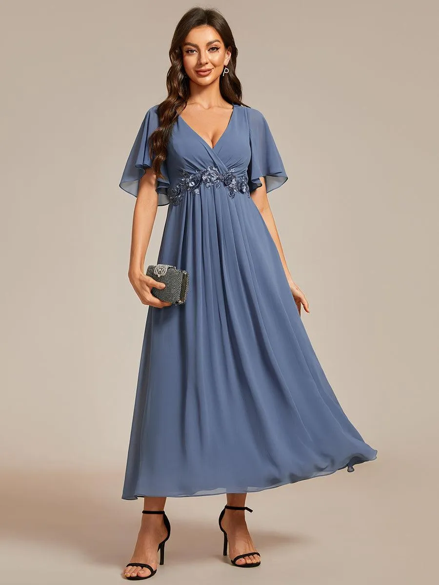 Robe d'invité de mariage mi-longue en mousseline à col en V avec appliques à la taille