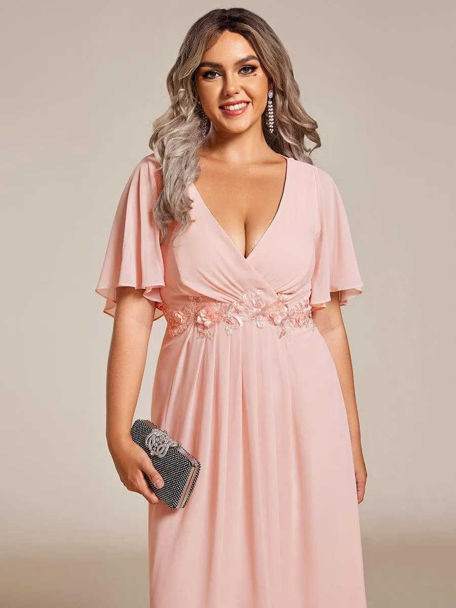 Robe d'invité de mariage mi-longue en mousseline à col en V avec appliques à la taille