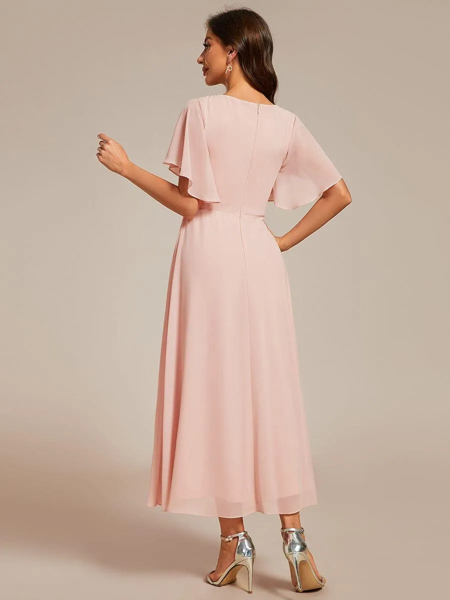 Robe d'invité de mariage mi-longue en mousseline à col en V avec appliques à la taille