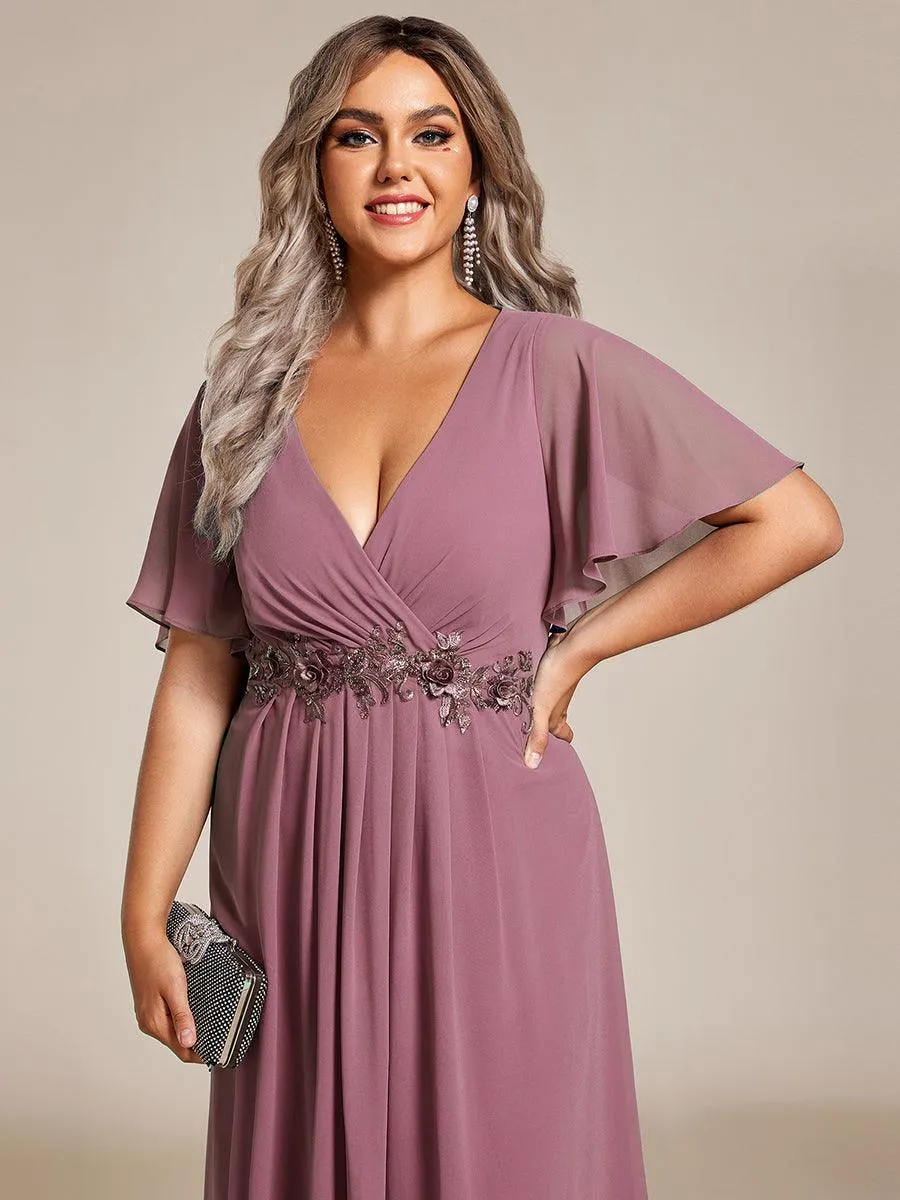 Robe d'invité de mariage mi-longue en mousseline à col en V avec appliques à la taille