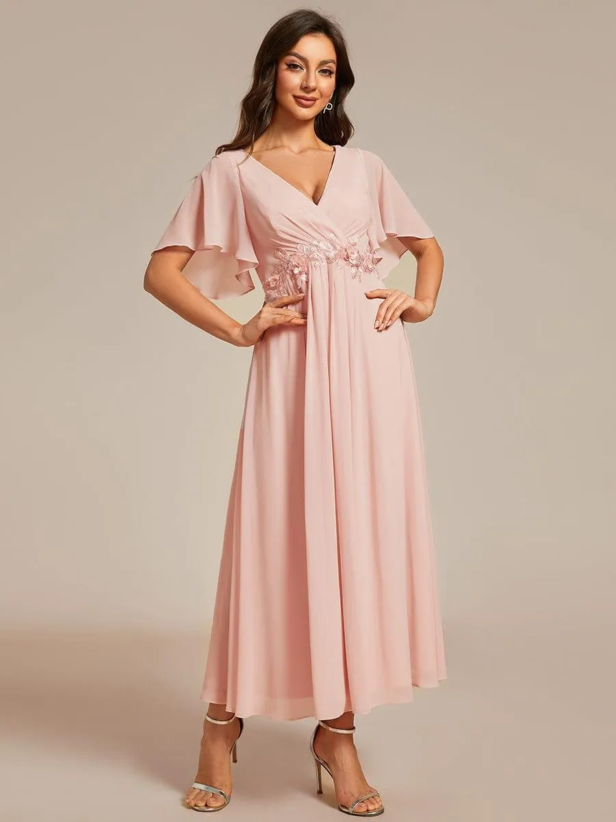 Robe d'invité de mariage mi-longue en mousseline à col en V avec appliques à la taille