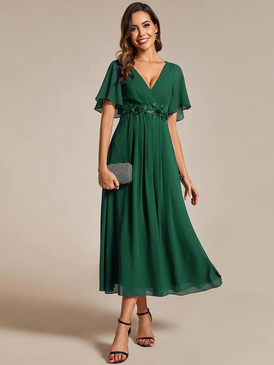 Robe d'invité de mariage mi-longue en mousseline à col en V avec appliques à la taille